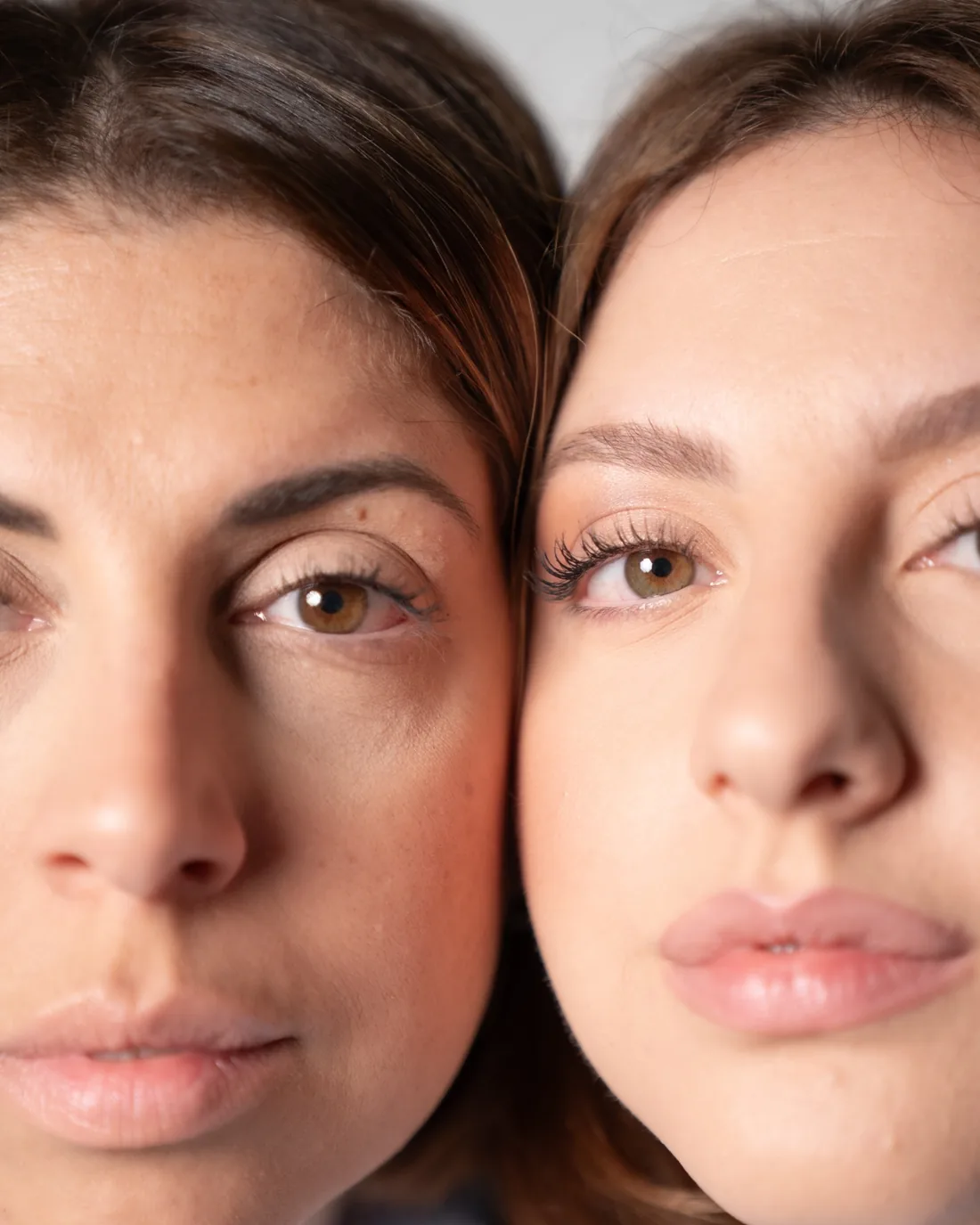 Antonella e Francesca Sabato, i volti vicini, guardano in camera