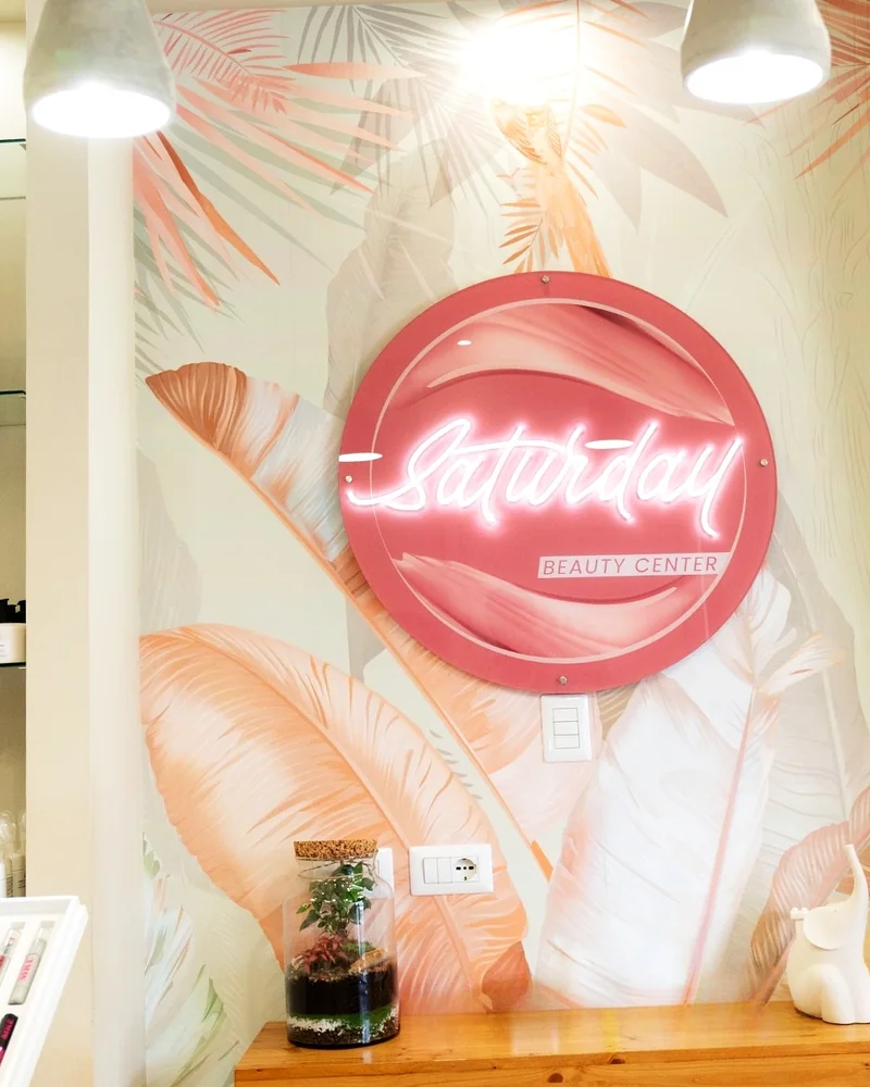La parete tropicale con l'insegna Saturday al neon
